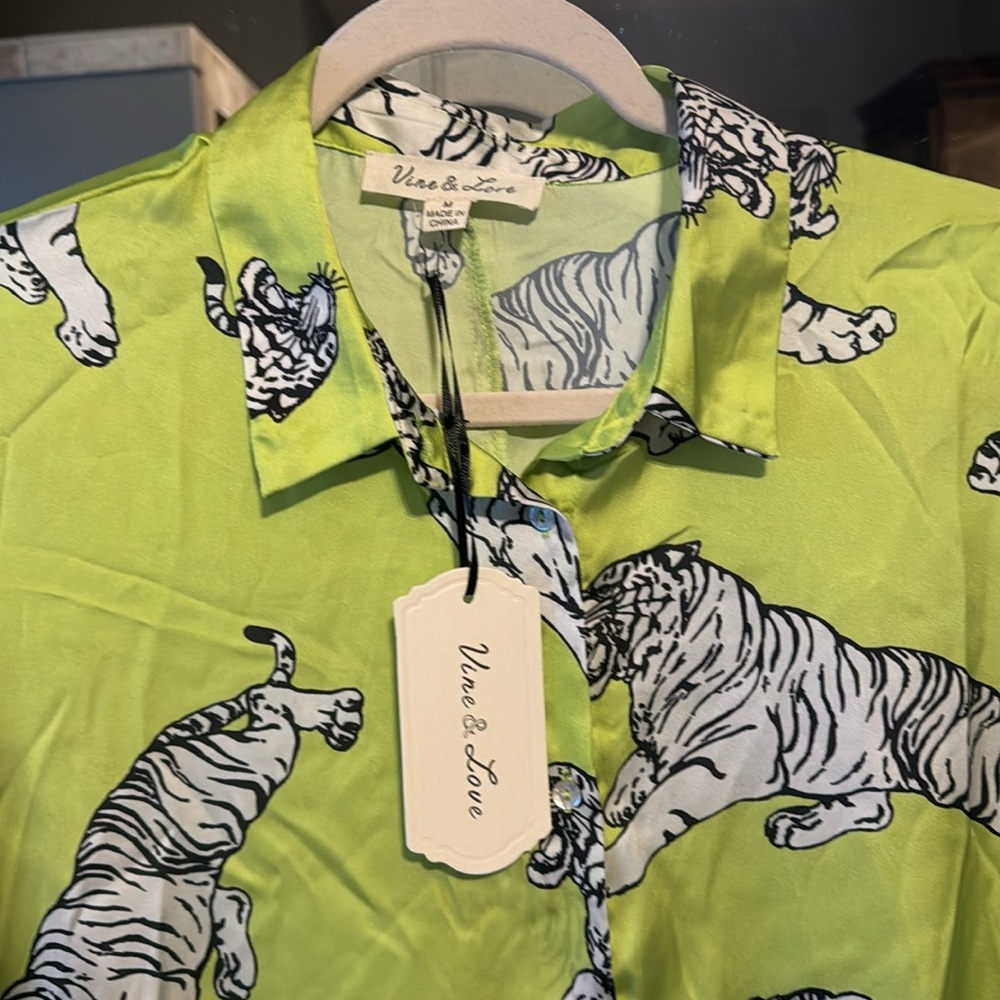 Vine and Love Neon green Tiger top NWT - Picture 2 of 11